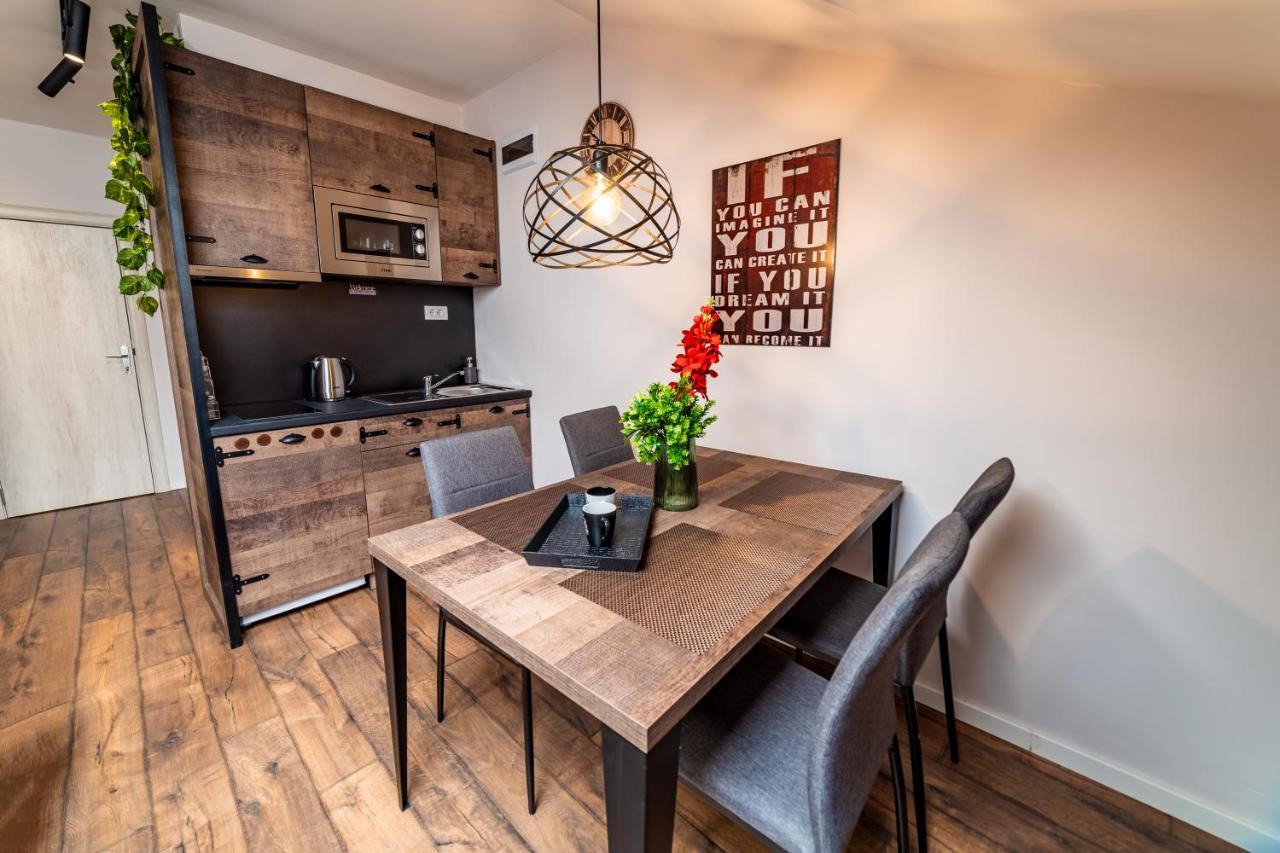 Ivi Place Apartments โนวีซาด ภายนอก รูปภาพ
